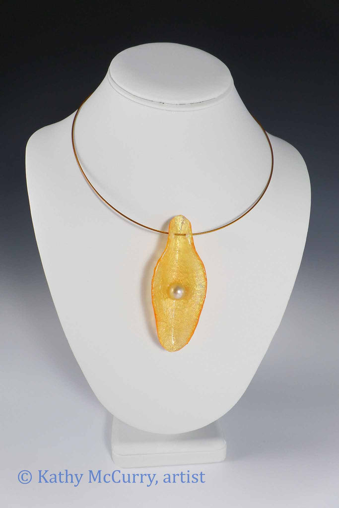 Magic Shell: Gold with Glass Pearl
