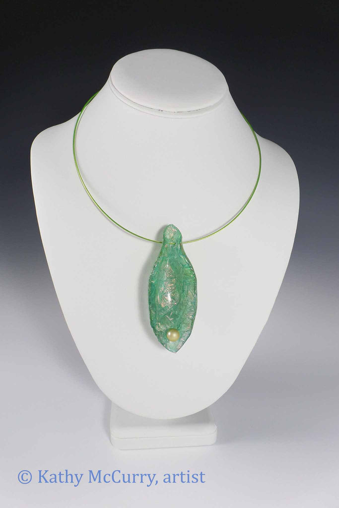 Magic Shell: Green with Glass Pearl