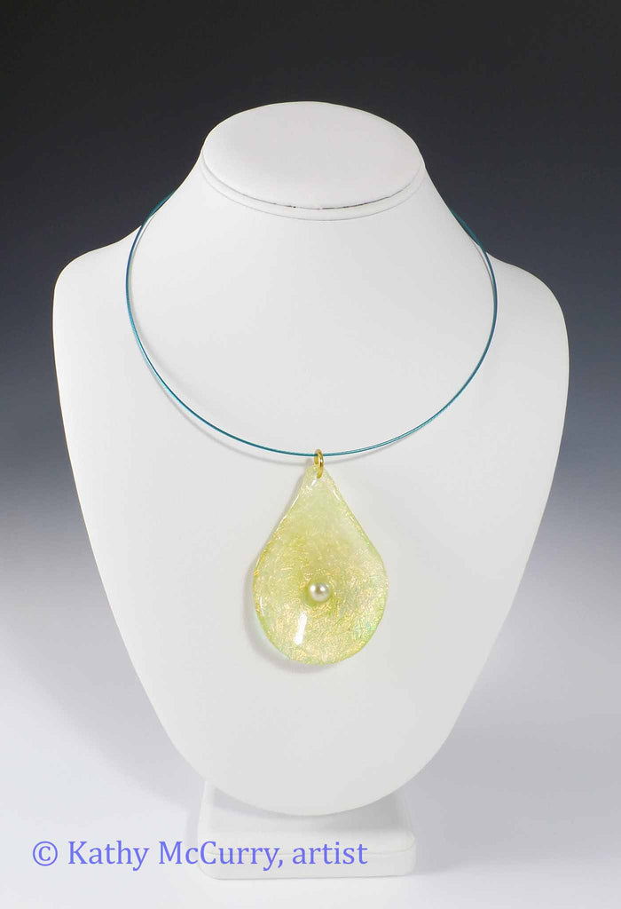 Magic Drops: Pale Yellow with Glass Pearl