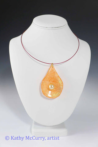 Magic Drops: Peachy Gold with Glass Pearl