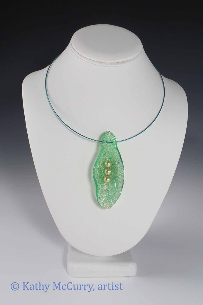 Magic Shell: Green with 3 Glass Pearls